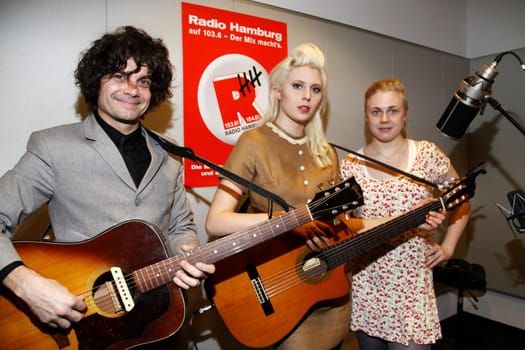 Swedish newcomer Amanda Jenssen with band as guest at Radio Hamburg . The finalist of the Swedish "Pop Idol"" casting show recorded her current single "" Happyland "" (http://www.youtube.com/watch?v=PSYg_0IaHYo) live in the studio and will also perform ""What Have They Done To My Song"" as a cover song (originally by Melanie)."