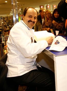 Autograph session with Johann LaferJohann Lafer presented his exclusive textile collection in the karstadt Mönkebergstrasse / Johann Lafer