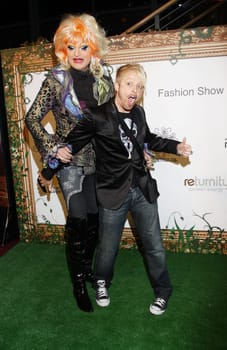 Das Hamburger Fashionlabel Camouflage Deluxe stellte im Cinemaxx im Rahmen einer privaten Film Preview Alice im Wunderland die neue Sommerkollektion vor /Ross Antony und Olivia Jones