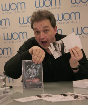 Oliver Kalkofe und Bastian Pastewka gaben eine Autogrammstunde in der Wom Branch Mönkebergstrasse anläßlich der DVD Der Wixxer