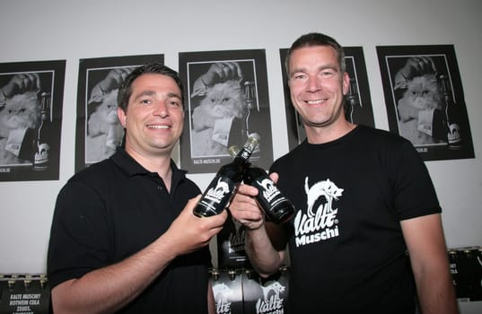 Tim Koch and Alexandros Souka's KALTE MUSCHI-VERKÖSTIGUNGthat football and the enjoyment of beer go hand in hand is about as normal as the whistle at the end of the game. But now FC St. Pauli is not a normal club and always good for a surprise. That's why the Hamburg cult kickers will kick off with a completely new drink in the future: Cold is the name of the mixed drink made of cola and red wine,which was created by a sponsor especially for the Kiezkicker and is now the official cold drink of FC St. Pauli. We do not want to withhold the red wine Cola Zeugs (according to the bottle label) of course:,is available from tomorrow in the trade