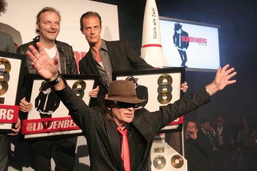 For his current album "Stark wie Zwei"" the artist received both platinum and triple gold. at Bank Hamburg . Photo: Udo Lindenberg"