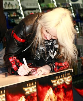 Hundreds of fans waited patiently for Doro Pesch ,who finally appeared after 1 hour waiting (traffic jam on the highway ) had plates and jackets signwith chat with fans photos with fans today at Saturn in the Mönkebergstrasse: Hundreds of fans flocked to the autograph session of Germany's most popular rock tube Doro Pesch. The sympathetic Düsseldorfer presented her new album Fear No Evil and signed countless CDs,record covers,jackets and T-shirts.