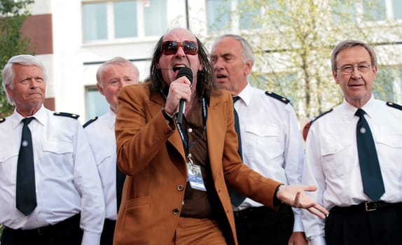Guildo Horn und ein Maennerchor Countdown für Moskau: Grand-Prix-Party auf der Reeperbahn Hamburg - Vor dem Grand-Prix-Finale in Moskau feiert die ARD wieder eine große Eurovisions-Party auf der Hamburger Reeperbahn mit angesagten Live Musikc Acts