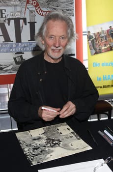 Grammy winner and musician legend Klaus Voormann signs the limited art print at BEATLEMANIA Hamburg,which will also be published on 22 May as the title of the current SPIEGEL