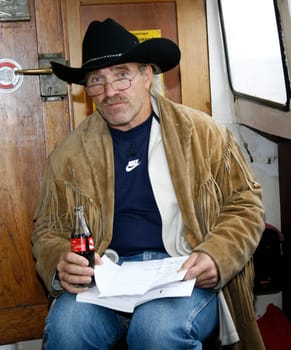Germany's most famous emigrant: Konny Reimann. Together with his family,he once moved out to seek his fortune in the USA. The native of Hamburg with the schnoddrigen mouthwork has now returned to a visit to the Hanseatic city. In his luggage he has his book Konny Reimann: ... but that's another story. Konny Reimann invited to the barge ride Seute Deern /Konny Reimann