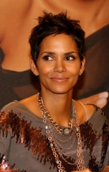 Presentation of the new fragrance "Reveal"" by Halle Berry at the Douglas Flagship Store Hamburg,30.09.2010 / Halle Berry"