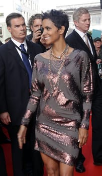 Presentation of the new fragrance "Reveal"" by Halle Berry at the Douglas Flagship Store Hamburg,30.09.2010 / Halle Berry"