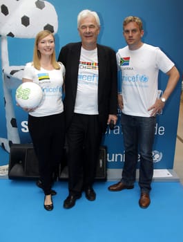 Christine Gehlen Sebastian Bezzel ,Peter Krämer,UNICEF Action Day,Hamburger Meile:Kick-off for Our 11 for AfricaIf 11 celebrities,a coach and a referee in football jerseys appear in the shopping center Hamburger Meile on June 16,there is a very special reason for this. Because then it's time to kick off our 11 for Africa! Under this motto,UNICEF Hamburg,with the support of the Hamburger Meile Shopping Center,is organizing a colorful day of action in favor of UNICEF's international educational project Schools for Africa.