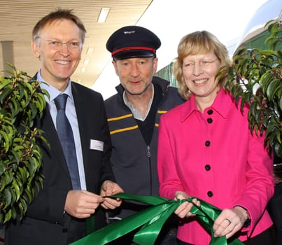 The train of ideas begins his European journey,Hamburg Altona,15.04.2011,EU Environment Commissioner Janez Potocnik,the second master of the public Dorothee Stapelfeld and train godfather Peter Lohmeyer