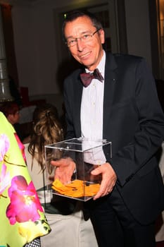 Hamburger GluecksStern Gala"Hamburger GluecksStern"" the charity gala in favor of disadvantaged children on November 13,2009 on the Suellberg./ Thomas Magold at the sell of lots"