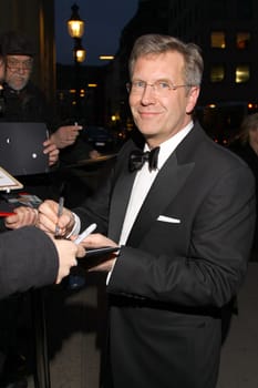 Federal President Christian Wulff was expected by autograph collectors,The East Asian Love Meal goes back to a tradition,trade that was called love meal according to Prussian tradition. Today,the OAV is with around 400 member companies from industry,which the OAV took over when it was founded in 1900: representatives of the German merchants living in Asia met regularly for men's dinners. In the time of the East Asia Squadron of the Imperial Navy,the commanders in the far eastern ports invited the German merchants there to a festive dinner on board,service and finance industry the most important network of the German Asian economy.