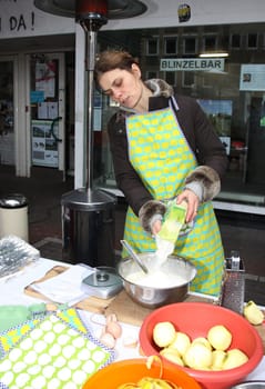 Sarah Wiener in der Fussgaengerzone Grosse Bergstrasse Altona vorm Frappant.Sarah Wiener unterstuetzte mit einer Kochshow die dort ansaessigen Kuenstler mit Blinsen und heissen Kirschen .