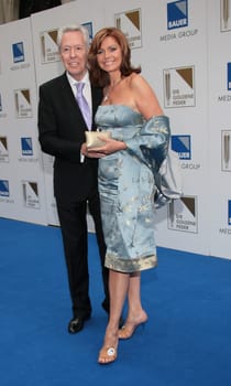 Awarding of the Golden Feather 2009 at the Hamburg Chamber of Commerce/ Maren Gilzer Husband Egon F. Freiheit