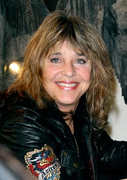 suzi quatro uebergabe des buehnenoutfits im hard rock cafe hamburg,17.01.2012