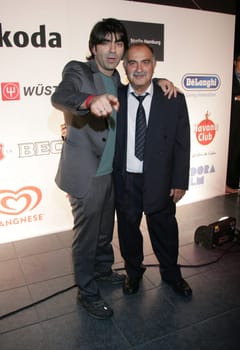 Aftershowparty von Soulkitchen in Hamburg /  Fatih Akin und sein Vater Mustafa