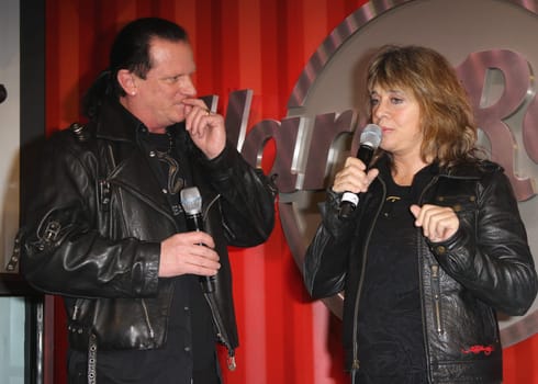 dave ashby,suzi quatro uebergabe des buehnenoutfits im hard rock cafe hamburg,17.01.2012