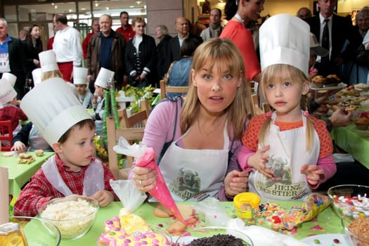 Paul,Andrea Lüdke and daughter Lottie bake for the Heinz of the Bull Children's Aid.