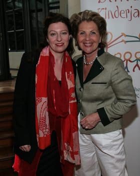 Ladies Lunch - Charity-Lunch der Stiftung Kinderjahre  mit Dr. Eckart von Hirschhausen im Park Hyatt Hamburg / Hannelore Lay und Sibilla Pavenstedt