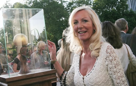 Marion Fedder LE RIEN EN OR - Die Jahrhundertkugel, Vorplatz Casino Esplanade, Hamburg, 24.06.2008 Der Musiker und Kuenstler Dieter Meier (YELLO)Die Jahrhundertkugel legt in den naechsten 100 Jahren an 8 festgelegten Daten die 12 Meter auf der Holzstrecke zurueck.Die Association des Maitres de Rien ist eine Kuenstlergruppe