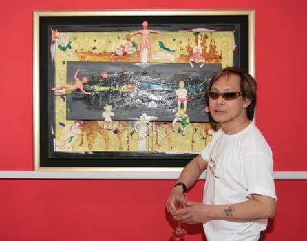 Künstler  Meloy Concha Galerie Bonga Eröffnung und Vernissage am Rothenbaum  von dem Kuenstler Meloy , der sein erstes Gemälde zugunsten Dunkelziffer e.V. versteigerte .. Der Erlöß war 1300,00 Euro Bonga   eine Independent Art Space Galerie - die Kunstgalerie BONGA in der Buntheit oberstes Prinzip ist.Ziel ist   junge wilde Künstler mit Schwerpunkt Urban Art ausstellen zu lassen .