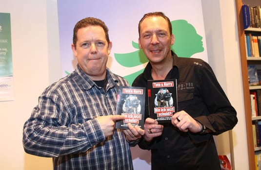 Toto & Harry signed their book ( Am I now a sign ? ) in the Thalia Buchandlung Hamburg