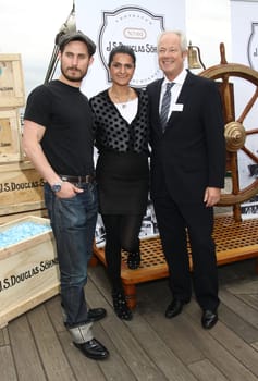 Europas groeßtes Parfuemerieunternehmen Douglas laedt zum Beauty-Lunch inmaritimer Atmosphaere. Erleben Sie mit uns am 20. Mai 2010 auf der RickmerRickmers im Hamburger Hafen die schönste Soap-Opera der Welt  Dreams in asoap bubble anschließend gings zur Schaufensterbesichtigung in die Douglas Filialen Moenkebergstrasse und Neuer Wall/  Clemens Schick  ,  Leyla Piedayesh, Reiner Unkel