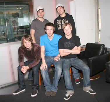 Revolverheld live in the Glaesernen Studio of Radio Hamburg on 25.05.2007Band members: Johannes Strate,Kristoffer Huenecke ,Niels Groetsch,Jakob Sinn,Florian Speer