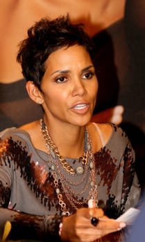 Presentation of the new fragrance "Reveal"" by Halle Berry at the Douglas Flagship Store Hamburg,30.09.2010 / Halle Berry"