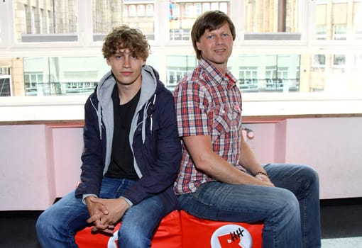 Newcomer Tim Bendzko live at Radio Hamburg,studio visit on Thursday,16.06.2011 . here with Philipp Kolanghis ,he presented from his current album " Wenn Worte meine Sprache wäre "",which will be released on June 17,and his current single "" Nur noch kurz die Welt retten """
