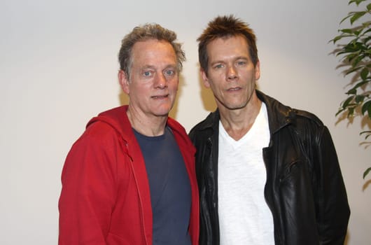 kevin bacon und bruder michael bacon live als the bacon brothers bei radio hamburg und oldie 95 im studio./