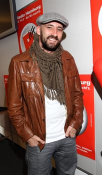 Gentleman ,Reggae-Star Gentleman zu Gast bei Radio Hamburg , stellte dort seine aktuelle Single " It No Pretty "" ein und wird darueber hinaus ""Ziona Ina"" als Coversong (Original von Garnett Silk) performen."