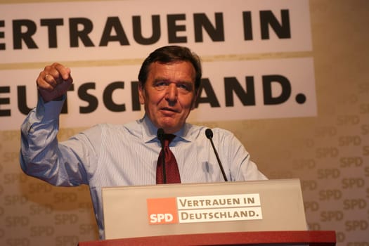 Federal Chancellor Gerhard Schroeder at the election campaign event in the Hamburg factory/03082005/