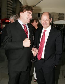 Parliamentary summer party in the courtyard of Hamburg City Hall / Olaf Scholz (Federal Minister of Labour and Social Affairs) and Siegfried Jähne (AOK Regional Director)