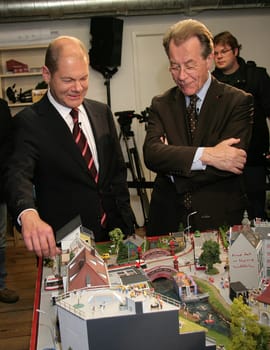 Franz Müntefering looked around miniatur Wunderland Hamburg /Franz Müntefering Olaf Scholz