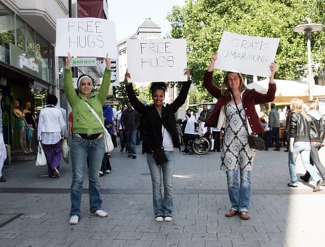 spontaneous Free Hugs action in the Moenkebergstrasse Hamburg . Alternative to the flash mob action in Sylt /Lourdes Garcia (initiator) Ulrike Fandert-Baeslack and Manuela Hanselmann