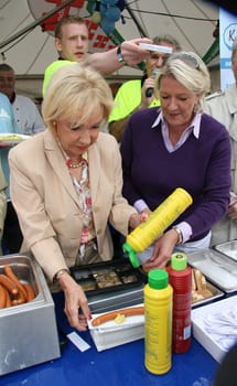 Prominente sammeln für unfallgeschädigte Kinder auf dem Alstervergnügen - Würstchenverkauf mit  Dagmar Berghoff und Nicole Maack