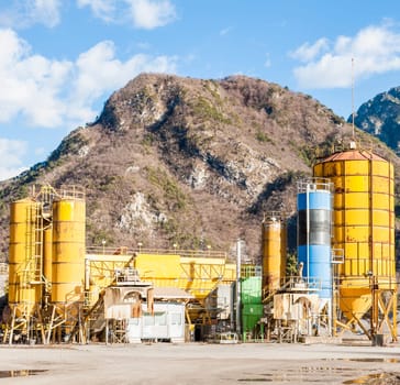 Plant for the production of concrete..With various types of silos.