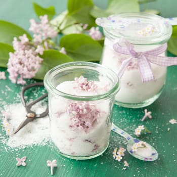 Homemade sugar with lilac in small einmachglaesern