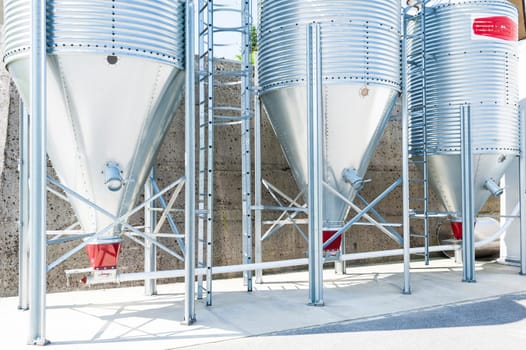 Silos for the storage of flour for food