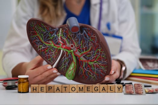 A visual representation illustrating hepatomegaly, emphasizing liver anatomy and essential medical context