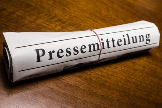 pressemitteilung newspaper (german) on desk