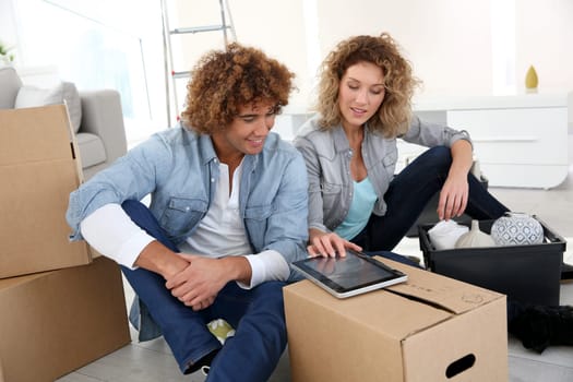 Couple getting in their new apartment to live together