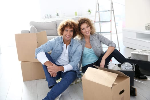 Couple getting in their new apartment to live together