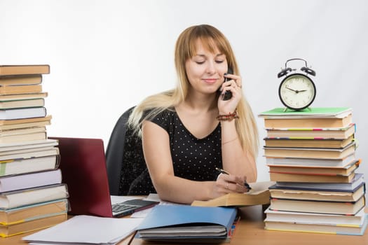 Student discusses by phone the paragraph in the textbook