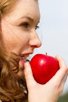 Young woman eating apple