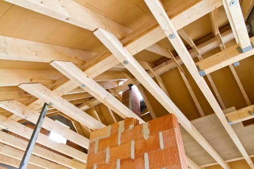 Roof truss with wall in a shell