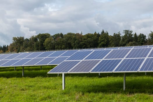 Solar cells in a green field solar park to generate electricity