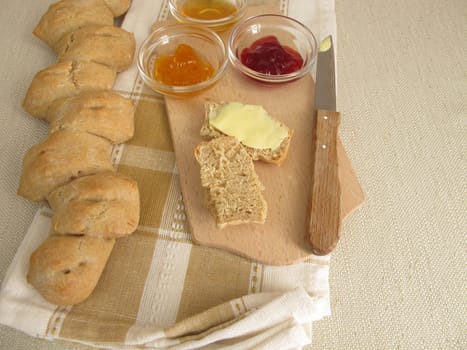 Epi baguette with honey and jam