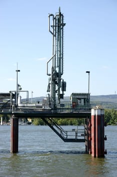 A pumping station stands in the middle of a river and conveys water for drinking water.